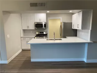 Photo #5: 2430196 Listing 