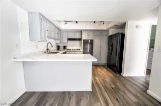 Photo #3: 2430202 Listing