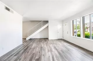 Photo #4: 2430202 Listing