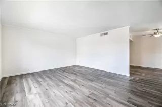 Photo #5: 2430202 Listing