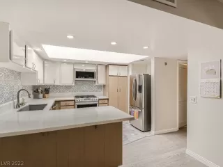 Photo #6: 2430448 Listing