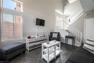 Photo #5: 2430493 Listing