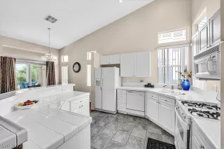 Photo #3: 2430571 Listing