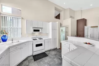 Photo #4: 2430571 Listing