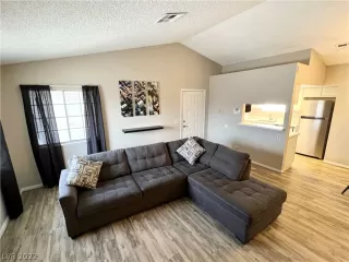 Photo #3: 2430763 Listing