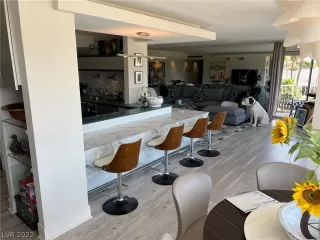 Photo #4: 2430892 Listing