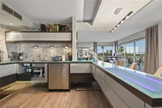 Photo #6: 2430892 Listing