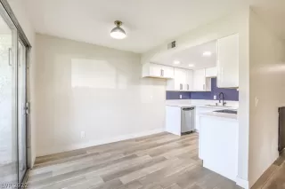 Photo #5: 2430905 Listing