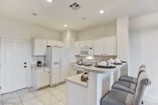 Photo #4: 2431195 Listing