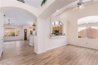 Photo #6: 2431313 Listing