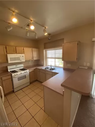 Photo #3: 2431400 Listing 