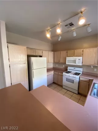 Photo #4: 2431400 Listing 