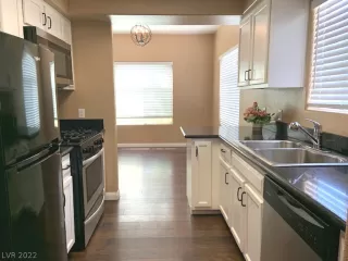 Photo #6: 2431578 Listing 