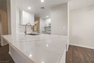 Photo #3: 2431601 Listing