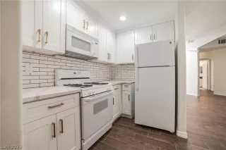 Photo #4: 2431601 Listing