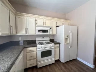 Photo #6: 2431891 Listing 