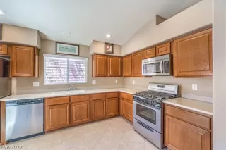 Photo #5: 2432020 Listing