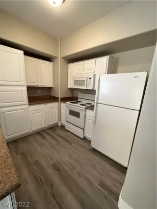 Photo #2: 2432103 Listing