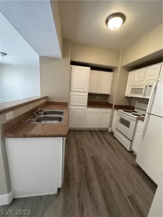 Photo #3: 2432103 Listing