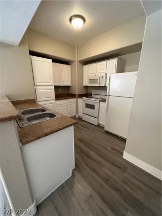 Photo #4: 2432103 Listing