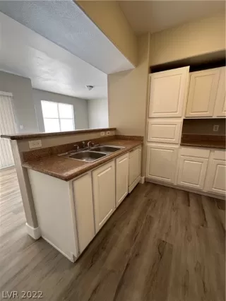 Photo #5: 2432103 Listing