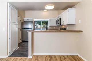 Photo #4: 2432113 Listing