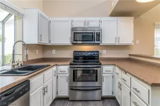 Photo #6: 2432113 Listing