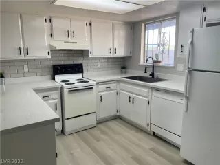 Photo #5: 2432584 Listing