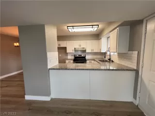 Photo #4: 2433102 Listing