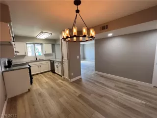 Photo #6: 2433102 Listing