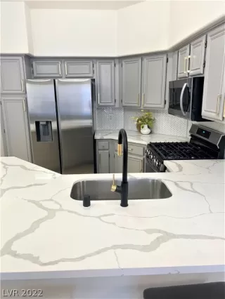 Photo #5: 2433183 Listing