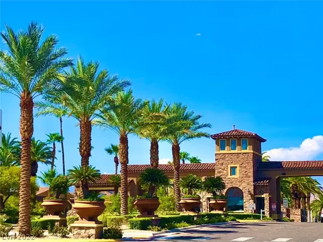 MLS: 2433497 Condo For Sale