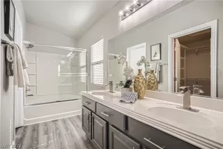 Photo #4: 2433653 Listing