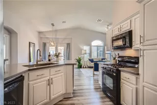 Photo #6: 2433653 Listing