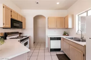 Photo #5: 2433787 Listing