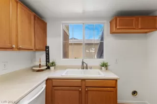 Photo #5: 2434008 Listing