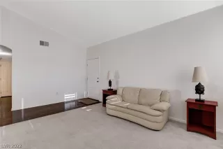 Photo #5: 2434037 Listing