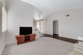 Photo #6: 2434037 Listing