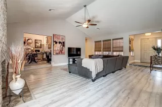 Photo #3: 2434102 Listing