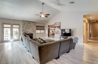 Photo #5: 2434102 Listing