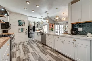 Photo #6: 2434102 Listing