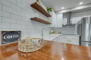 Photo #4: 2434304 Listing