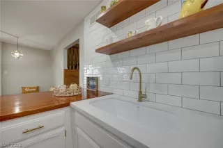 Photo #5: 2434304 Listing