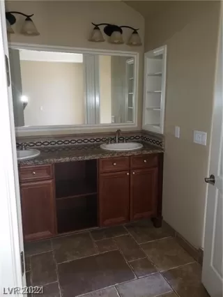 Photo #5: 2435118 Listing 