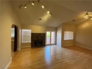 Photo #5: 2435842 Listing