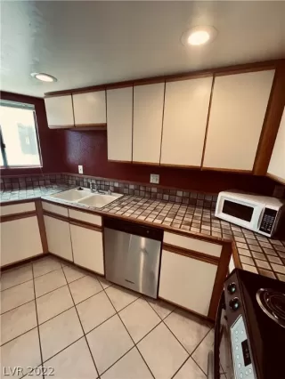 Photo #6: 2435862 Listing