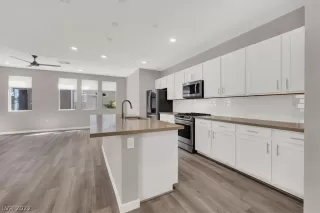 Photo #3: 2435882 Listing