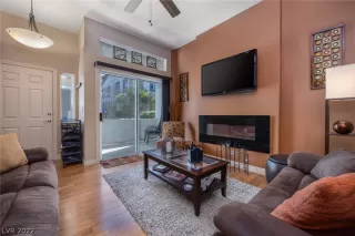 Photo #4: 2435986 Listing