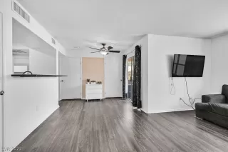 Photo #4: 2436013 Listing