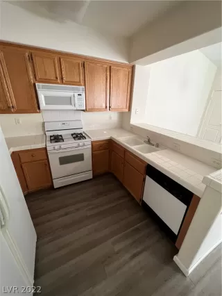 Photo #5: 2436288 Listing 